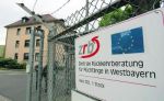 Angeblich zur Sicherheit der Bewohner ist das Flüchtlingsheim in Würzburg von einem hohen Zaun mit Mauer und Stacheldraht umgeben. Foto: dpa