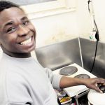 Kochen ist seine Leidenschaft: Joseph Guima in der Küche der Flüchtlingsunterkunft in der Baierbrunner Straße. Foto: oh