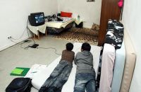 Familienleben im Asylheim: Dieses Zimmer teilen sich sechs Personen. Nachts werden die Matratzen runtergeklappt. Foto: Peter Rogowsky