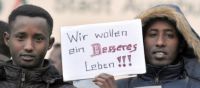 Essenspakete  oder Bargeld? Wie viele andere Flüchtlinge, würden sich diese beiden  Asylbewerber in Augsburg lieber selbst Sachen für den täglichen Bedarf kaufen, als auf die Zuwendungen des Freistaates Bayern zu warten. Foto: dpa