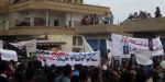 Am 29. April demonstrieren zahlreiche Menschen in der Stadt Qamishli in Nordostsyrien gegen das Regime von Assad. Auf den Plakaten steht "Wir lieben Dich nicht". Foto: ap