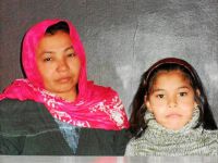 Rosama Ghafari und ihre Tochter Mohaddese Heidari in ihrem Zimmer in der Ersatz-Abschiebehaft in Rosenheim