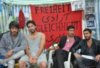 Protest im Zelt: Armin Jahanizadeh (rechts) traf mit Dawood (daneben) in Deutschland einen alten Freund, der ihm Mut macht. Foto: Jana Desch