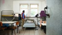 Ein Asylbewerber steht in der Zentralen Aufnahmeeinrichtung (ZAE) für Asylbewerber in Zirndorf in seinem Zimmer. | Bild: Daniel Peter/dapd