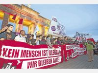 Demonstration unterm Brandenburger Tor: 3000 Menschen, darunter viele Ausländer, plädierten am Samstag in Berlin für bessere Bedingungen für Flüchtlinge. Foto: epd