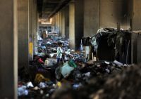 Ein Durchgang im Roma-Slum von Belgrad. Die Behörden lassen den Müll oft nicht abtransportieren. (© AFP)