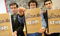 Die afghanischen Flüchtlinge Jamal Nasir (l-r), Javad Saberi und Matin Ameri halten im Bayerischen Landtag eine Petition in den Händen. Foto: dpa
