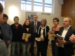 Übergabe der Petition an Dr. Hans-Jürgen Fahn (Freie Wähler), Isabell Zacharias (SPD), Brigitte Meyer (FDP), Bernhard Seidenath (CSU), Renate Ackermann (Grüne) (von rechts)