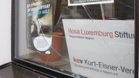 Am frühen Freitagmorgen wurden vier Fenster der Rosa-Luxemburg-Stiftung Bayern und des Kurt-Eisner-Vereins eingeschlagen. Foto: Julia Killet/Rosa Luxemburg Stiftung dpa
