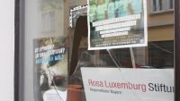 Eine der zerstörten Fensterscheiben der Rosa-Luxemburg-Stiftung | Bild: BR, Fotografin: Julia Killet