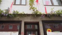 Die von roten Farbbeuteln getroffene Fassade eines linken Wohnprojekts im Münchner Westend | Bild: BR/Thies Marsen