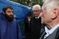 Rädelsführer oder Botschafter? Ashkan Khorasani (links) spricht im Camp mit Hans-Jochen Vogel (Mitte) und Alois Glück (rechts). Foto: Robert Haas