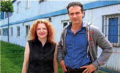 Grünen-Fraktionschefin Margarete Bause und Schauspieler Ralf Bauer sahen sich in der Unterkunft am Dreilingsweg in Langwied um. Bauer setzt sich vor allem für Tibeter ein.