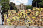 „Lager schließen": Demonstranten errichteten am Samstag beim Landtag eine Papp-Mauer und rissen sie ein. kh