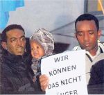 Gegen ihre Lebensbedingungen in Augsburger Unterkünften protestierten am Donnerstagabend Flüchtlinge. Doch bislang hat ihnen auch die Unterstützung der Stadt nicht geholfen. Foto: Anne Wall